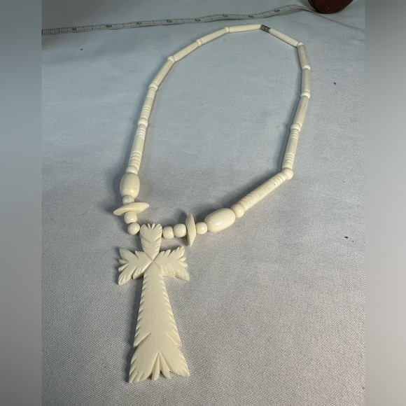 Old Carved bone cross necklace - Picture 2 of 4